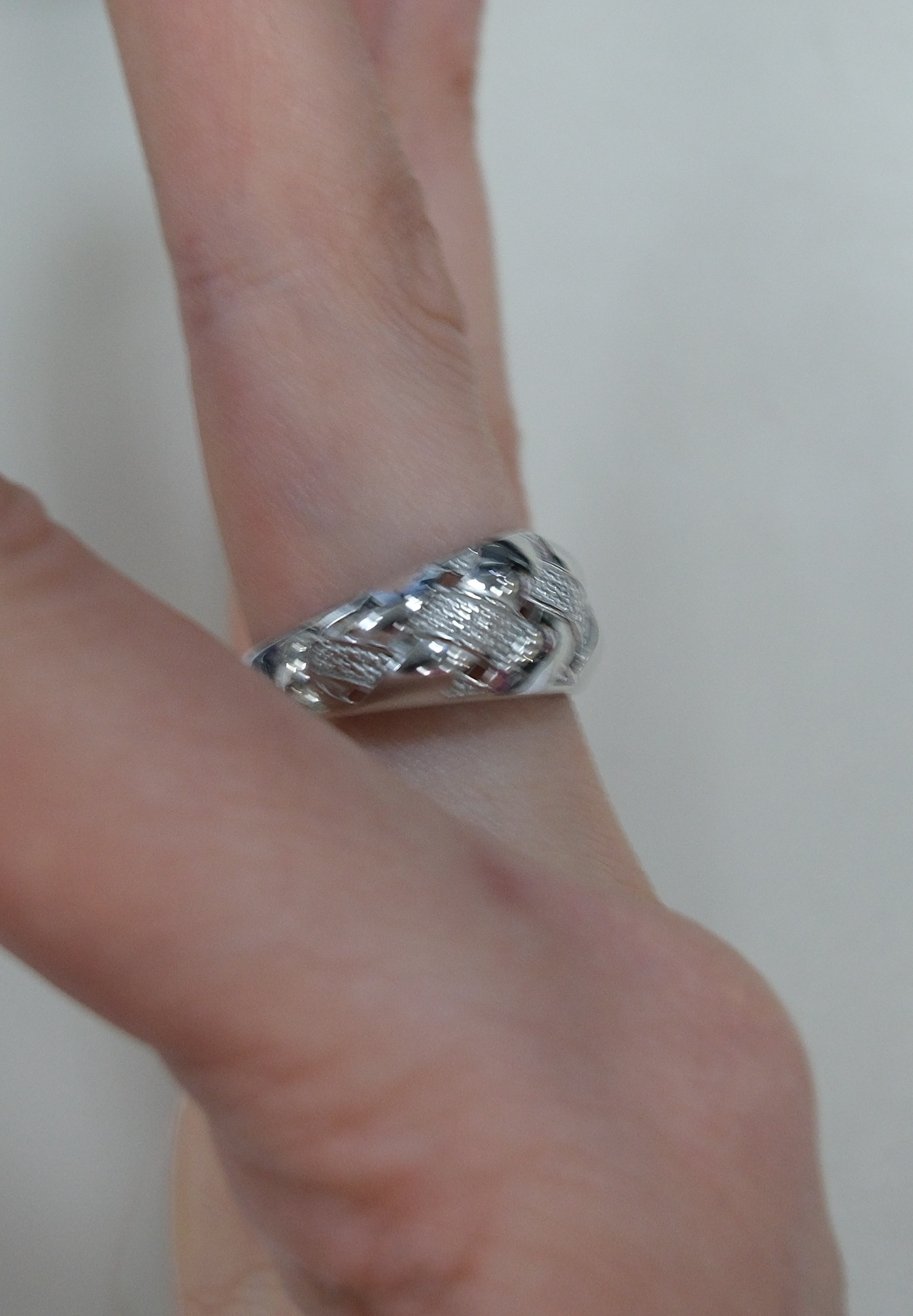 Серебряное кольцо с бриллиантом